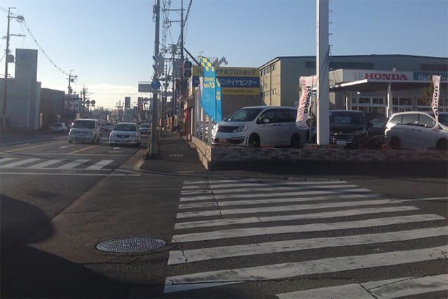 横断歩道を渡ってください